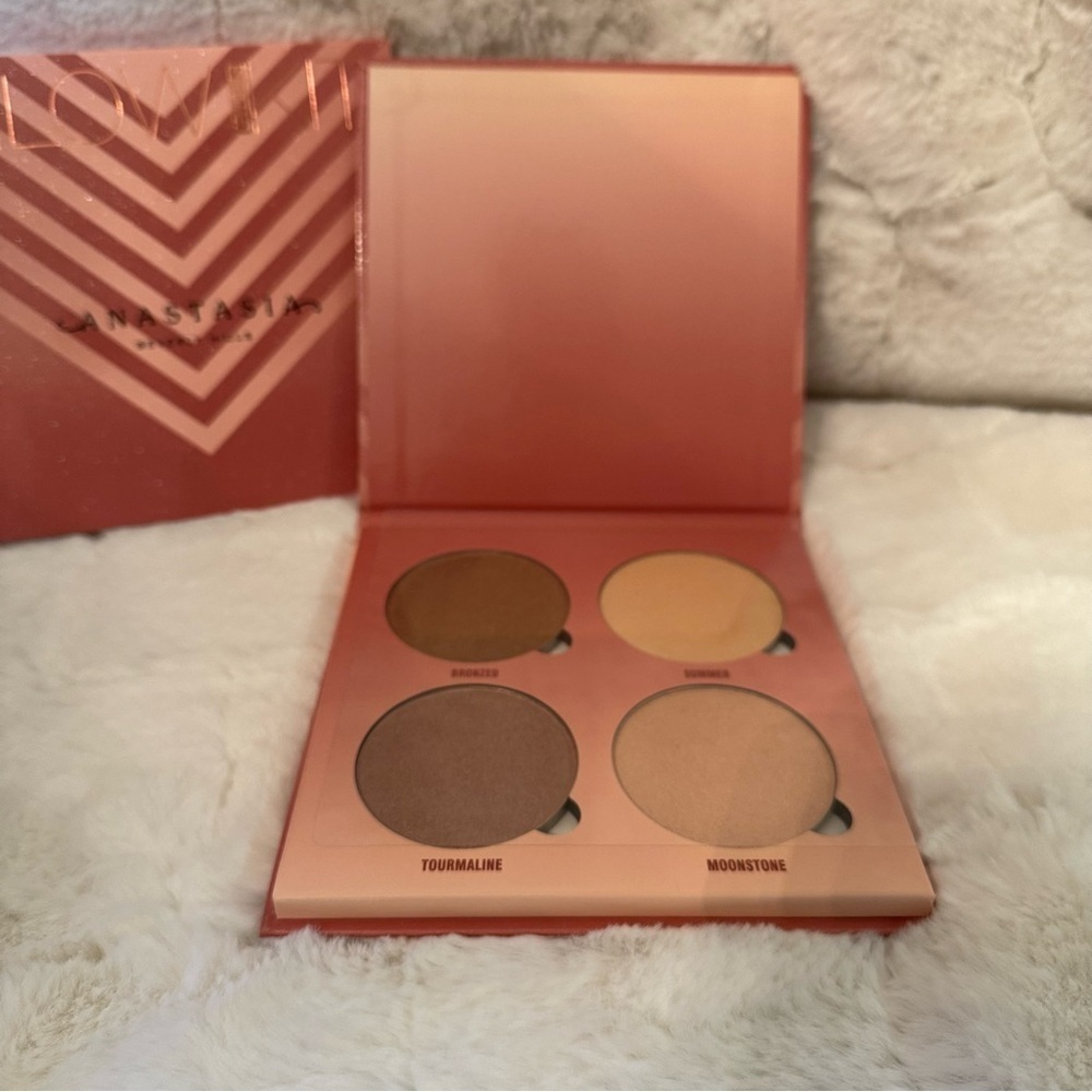 Anastasia Beverly Hills Sun Dipped Glow Kit. Powder glow kit. New in Box